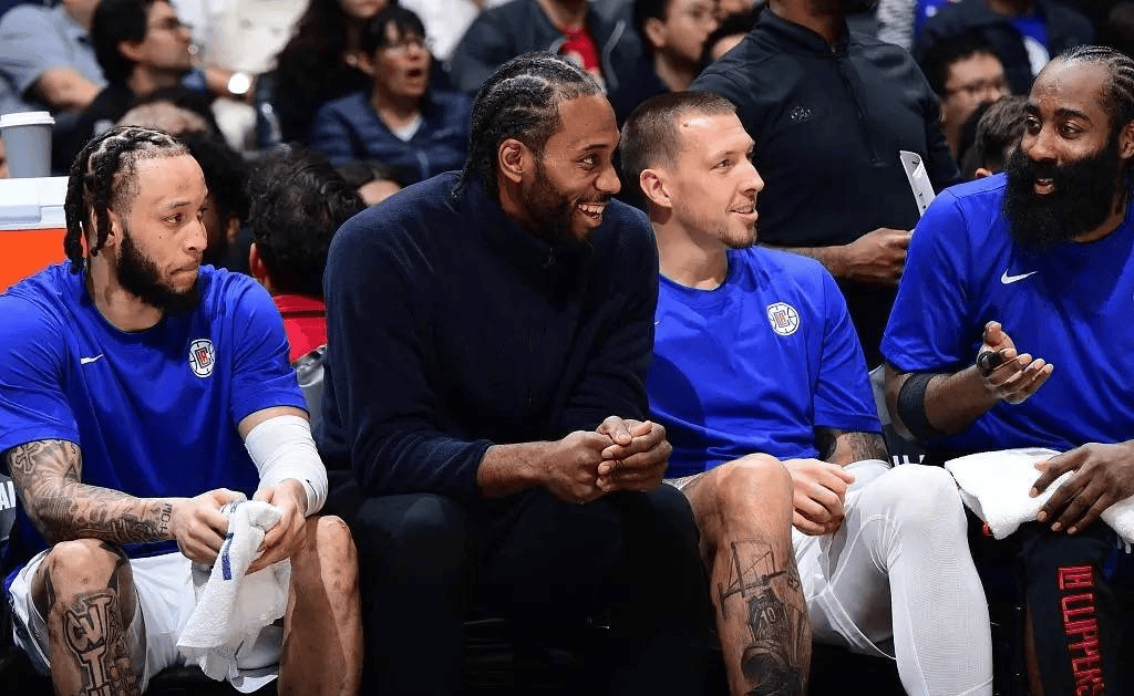 法甲半场：隆吉耶破僵，客队三中门框，梅斯暂0-1雷恩（法甲半场：隆吉耶先拔头筹，客队三次中框，梅斯暂以0-1落后雷恩）