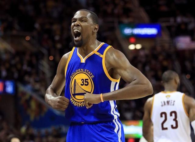 欧文突破防守造成杀伤，制造罚球（欧文强突撕裂防线，搏得罚球机会）