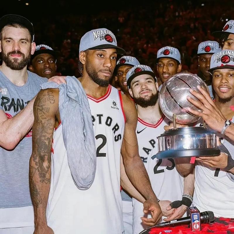 记者：斯卡洛尼将带着大力神杯参加世界杯抽签仪式（据记者报道，斯卡洛尼将携大力神杯出席世界杯抽签仪式）