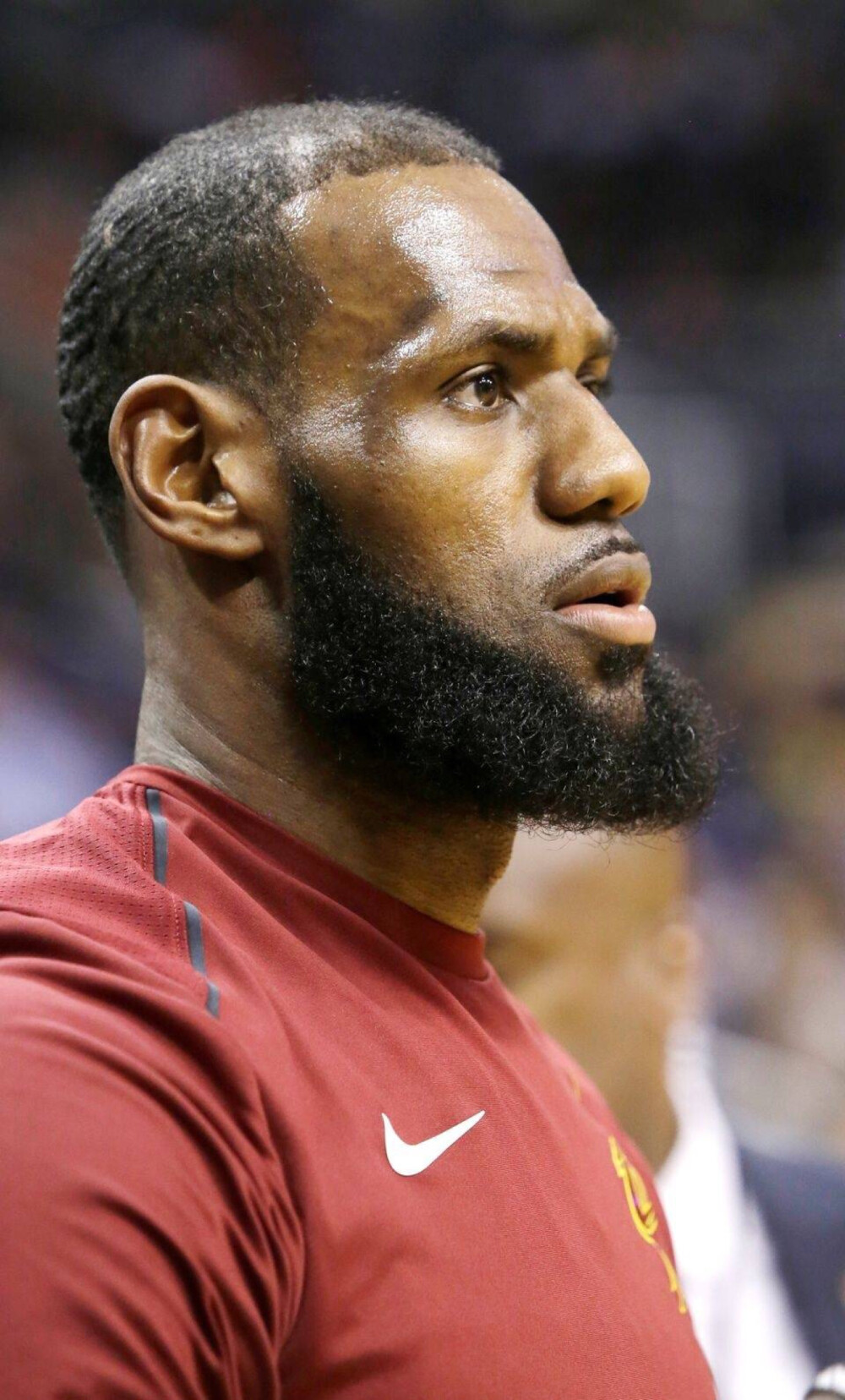 TA：贝隆因指示球员在赛前列队礼中背对对手被禁足6个月（TA：因要求球员在赛前列队背对对手，贝隆被禁赛半年）