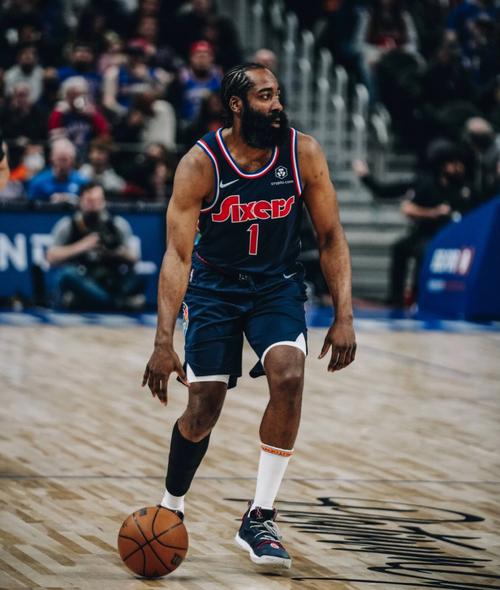 火箭vs国王前瞻：杜兰特再战威少，火箭回到主场志在必得（火箭主场战国王前瞻：杜兰特与威少再度相逢，誓取胜利）